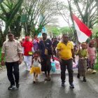 Tampak Kepala Kampung, Suharto Sangaji (kiri), dan Tokoh Masyarakat, Imanuel Horna, berfoto bersama para peserta Karnaval Budaya, Sabtu (23/8/2025).