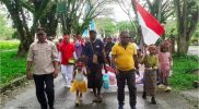 Tampak Kepala Kampung, Suharto Sangaji (kiri), dan Tokoh Masyarakat, Imanuel Horna, berfoto bersama para peserta Karnaval Budaya, Sabtu (23/8/2025).