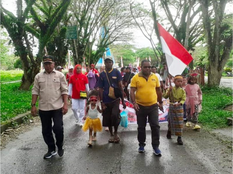 Tampak Kepala Kampung, Suharto Sangaji (kiri), dan Tokoh Masyarakat, Imanuel Horna, berfoto bersama para peserta Karnaval Budaya, Sabtu (23/8/2025).