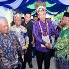 Wakil Menteri Pendidikan, Kebudayaan, Riset, dan Teknologi RI, Prof. Dr. Fauzan, M.Pd. (kiri) berjabat tangan dengan Sekretaris Pimpinan Wilayah Muhammadiyah Papua Barat, Syamsul Inai (kanan).
Foto: Istimewa