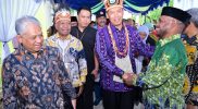 Wakil Menteri Pendidikan, Kebudayaan, Riset, dan Teknologi RI, Prof. Dr. Fauzan, M.Pd. (kiri) berjabat tangan dengan Sekretaris Pimpinan Wilayah Muhammadiyah Papua Barat, Syamsul Inai (kanan). Foto: Istimewa