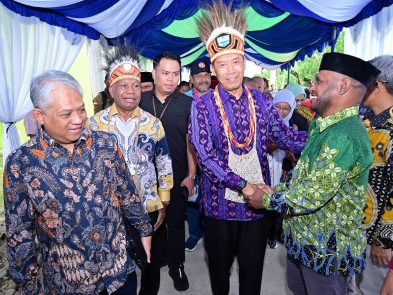 Wakil Menteri Pendidikan, Kebudayaan, Riset, dan Teknologi RI, Prof. Dr. Fauzan, M.Pd. (kiri) berjabat tangan dengan Sekretaris Pimpinan Wilayah Muhammadiyah Papua Barat, Syamsul Inai (kanan).
Foto: Istimewa
