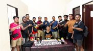 Seorang pria asal Sorong Timur, Papua Barat Daya, ditangkap oleh Tim Opsnal Satuan Reserse Narkoba (Satresnarkoba) Polres Teluk Bintuni pada Sabtu (23/8/2025). Ia diduga sebagai pengedar narkotika jenis sabu-sabu. Dalam gambar yang diterima redaksi, tampak tersangka bersama barang bukti serta personel Opsnal Satresnarkoba Polres Teluk Bintuni. Foto: Humas Polres Teluk Bintuni.