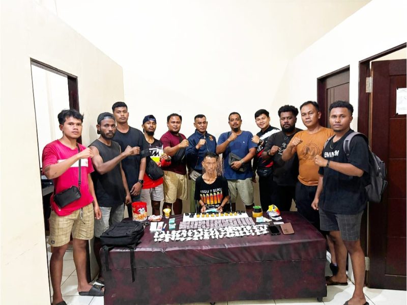 Seorang pria asal Sorong Timur, Papua Barat Daya, ditangkap oleh Tim Opsnal Satuan Reserse Narkoba (Satresnarkoba) Polres Teluk Bintuni pada Sabtu (23/8/2025). Ia diduga sebagai pengedar narkotika jenis sabu-sabu.  Dalam gambar yang diterima redaksi, tampak tersangka bersama barang bukti serta personel Opsnal Satresnarkoba Polres Teluk Bintuni.  Foto: Humas Polres Teluk Bintuni.
