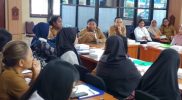 Kepala Balai Pengawasan Obat dan Makanan, Agustince Warimon saat berbicara kepada para Apoteker dan pelaku usaha OBA di Aula BPOM Manokwari, Selasa(26/8)