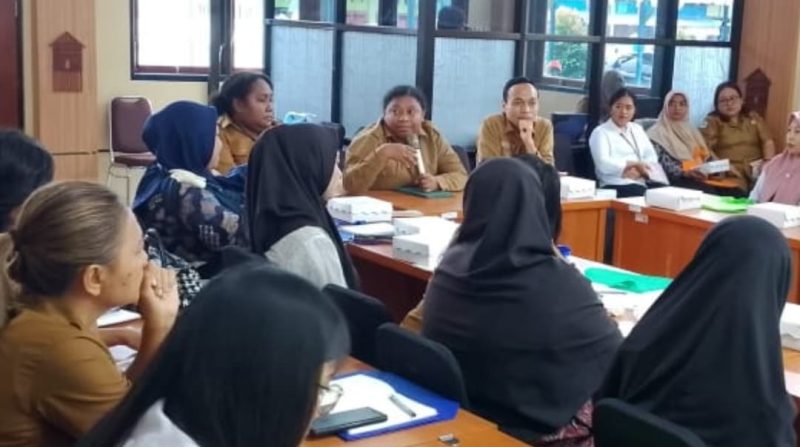 Kepala Balai Pengawasan Obat dan Makanan, Agustince Warimon saat berbicara kepada para Apoteker dan pelaku usaha OBA di Aula BPOM Manokwari, Selasa(26/8)