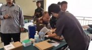 Memperingati Hari Lahir Kejaksaan Republik Indonesia ke-80, Kejaksaan Negeri Teluk Bintuni menggelar aksi donor darah dan pemeriksaan kesehatan bekerja sama dengan RSUD Bintuni dan PMI Teluk Bintuni, Rabu (27/8/2025). Tampak pada gambar, Kepala Kejaksaan Negeri Teluk Bintuni menjalani pemeriksaan kesehatan sebelum melakukan donor darah. Foto: Kejari Teluk Bintuni.