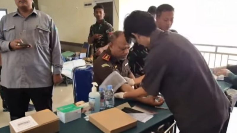 Memperingati Hari Lahir Kejaksaan Republik Indonesia ke-80, Kejaksaan Negeri Teluk Bintuni menggelar aksi donor darah dan pemeriksaan kesehatan bekerja sama dengan RSUD Bintuni dan PMI Teluk Bintuni, Rabu (27/8/2025).  Tampak pada gambar, Kepala Kejaksaan Negeri Teluk Bintuni menjalani pemeriksaan kesehatan sebelum melakukan donor darah.
Foto: Kejari Teluk Bintuni.