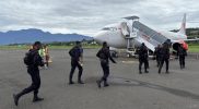 Tampak personel Brimob Polda Papua Barat yang diberangkatkan ke Sorong untuk mengamankan aksi unjuk rasa, sedang memasuki pesawat di Bandara Rendani, Manokwari.