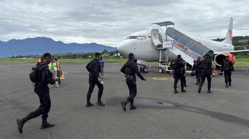 Tampak personel Brimob Polda Papua Barat yang diberangkatkan ke Sorong untuk mengamankan aksi unjuk rasa, sedang memasuki pesawat di Bandara Rendani, Manokwari.