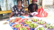 Keterangan Gambar: Juru Bicara BEM UNIPA, Theofilus Richard Yogi, saat berbincang dengan Mama Yohana Mofu di pondok jualan pinang, pinggir jalan Fanindi, Manokwari, Papua Barat. (Foto: JS/MPR)