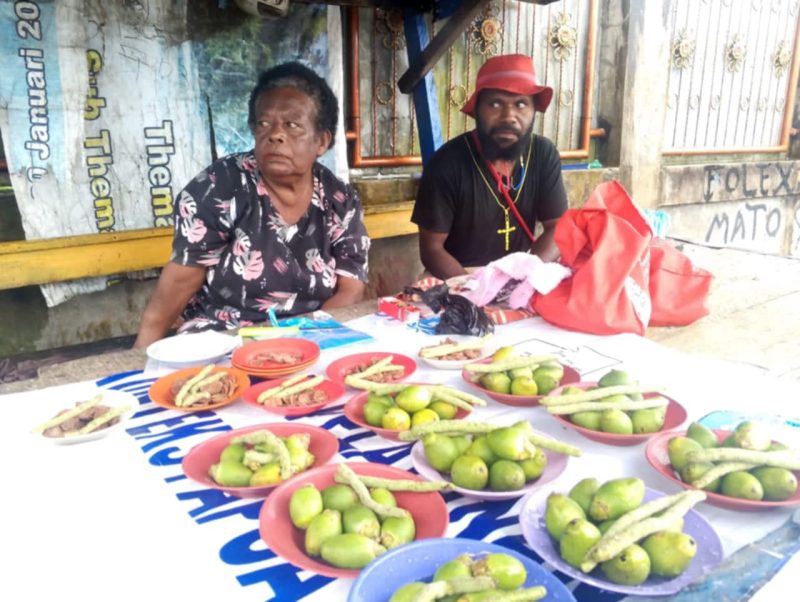 Keterangan Gambar: Juru Bicara BEM UNIPA, Theofilus Richard Yogi, saat berbincang dengan Mama Yohana Mofu di pondok jualan pinang, pinggir jalan Fanindi, Manokwari, Papua Barat. (Foto: JS/MPR)