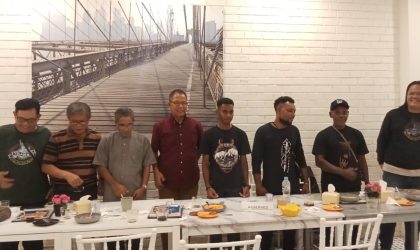 Foto bersama Ketua Panitia, Ketua IKT, dan Ketua Tolabema usai wawancara di Cafe Tabea, Manokwari.