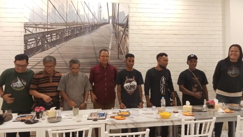 Foto bersama Ketua Panitia, Ketua IKT, dan Ketua Tolabema usai wawancara di Cafe Tabea, Manokwari.