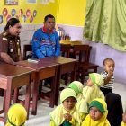 Keterangan Gambar: Kepala Seksi Perdata dan Tata Usaha Negara (Kasi Datun) Kejari Teluk Bintuni, Debora Ketty Yepese, S.H., M.H. (kiri) mewakili Kepala Kejaksaan Negeri, bersama Kepala Dinas Kependudukan dan Pencatatan Sipil (Disdukcapil) Teluk Bintuni, Fredrik Paduai, S.Sos. (kanan), saat mengikuti kegiatan bersama.