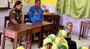 Keterangan Gambar: Kepala Seksi Perdata dan Tata Usaha Negara (Kasi Datun) Kejari Teluk Bintuni, Debora Ketty Yepese, S.H., M.H. (kiri) mewakili Kepala Kejaksaan Negeri, bersama Kepala Dinas Kependudukan dan Pencatatan Sipil (Disdukcapil) Teluk Bintuni, Fredrik Paduai, S.Sos. (kanan), saat mengikuti kegiatan bersama.