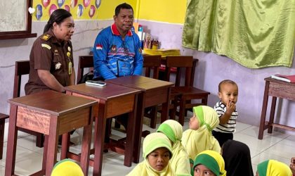 Keterangan Gambar: Kepala Seksi Perdata dan Tata Usaha Negara (Kasi Datun) Kejari Teluk Bintuni, Debora Ketty Yepese, S.H., M.H. (kiri) mewakili Kepala Kejaksaan Negeri, bersama Kepala Dinas Kependudukan dan Pencatatan Sipil (Disdukcapil) Teluk Bintuni, Fredrik Paduai, S.Sos. (kanan), saat mengikuti kegiatan bersama.