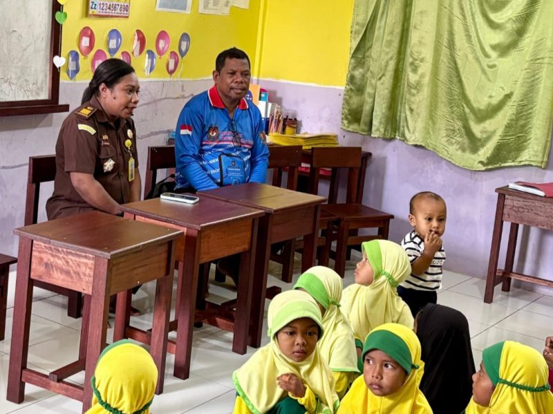 Keterangan Gambar: Kepala Seksi Perdata dan Tata Usaha Negara (Kasi Datun) Kejari Teluk Bintuni, Debora Ketty Yepese, S.H., M.H. (kiri) mewakili Kepala Kejaksaan Negeri, bersama Kepala Dinas Kependudukan dan Pencatatan Sipil (Disdukcapil) Teluk Bintuni, Fredrik Paduai, S.Sos. (kanan), saat mengikuti kegiatan bersama.