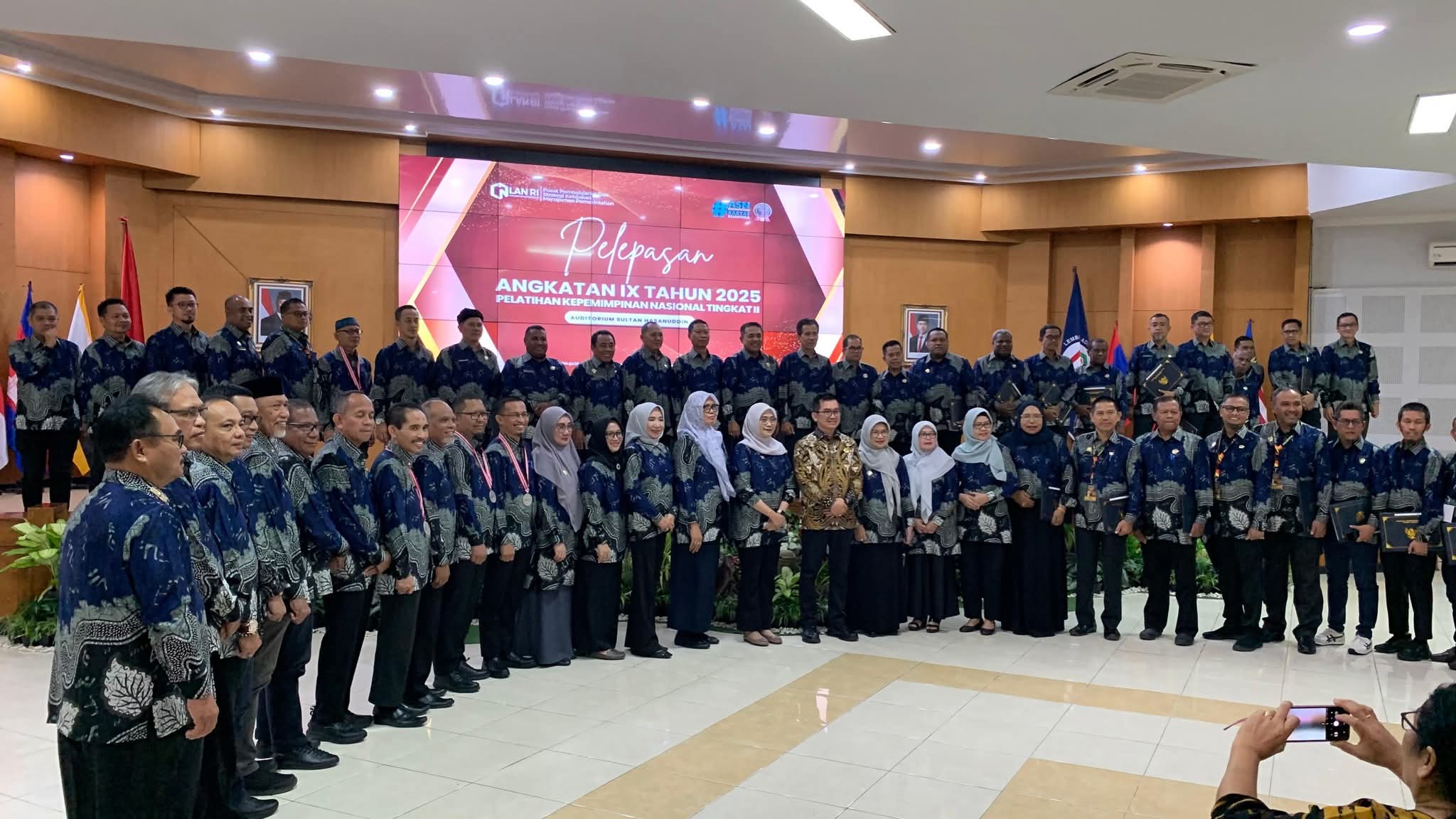 Dr. Henry Kapuangan Ikuti Pelepasan Pelatihan Kepemimpinan Nasional Tingkat II Angkatan IX Tahun 2025