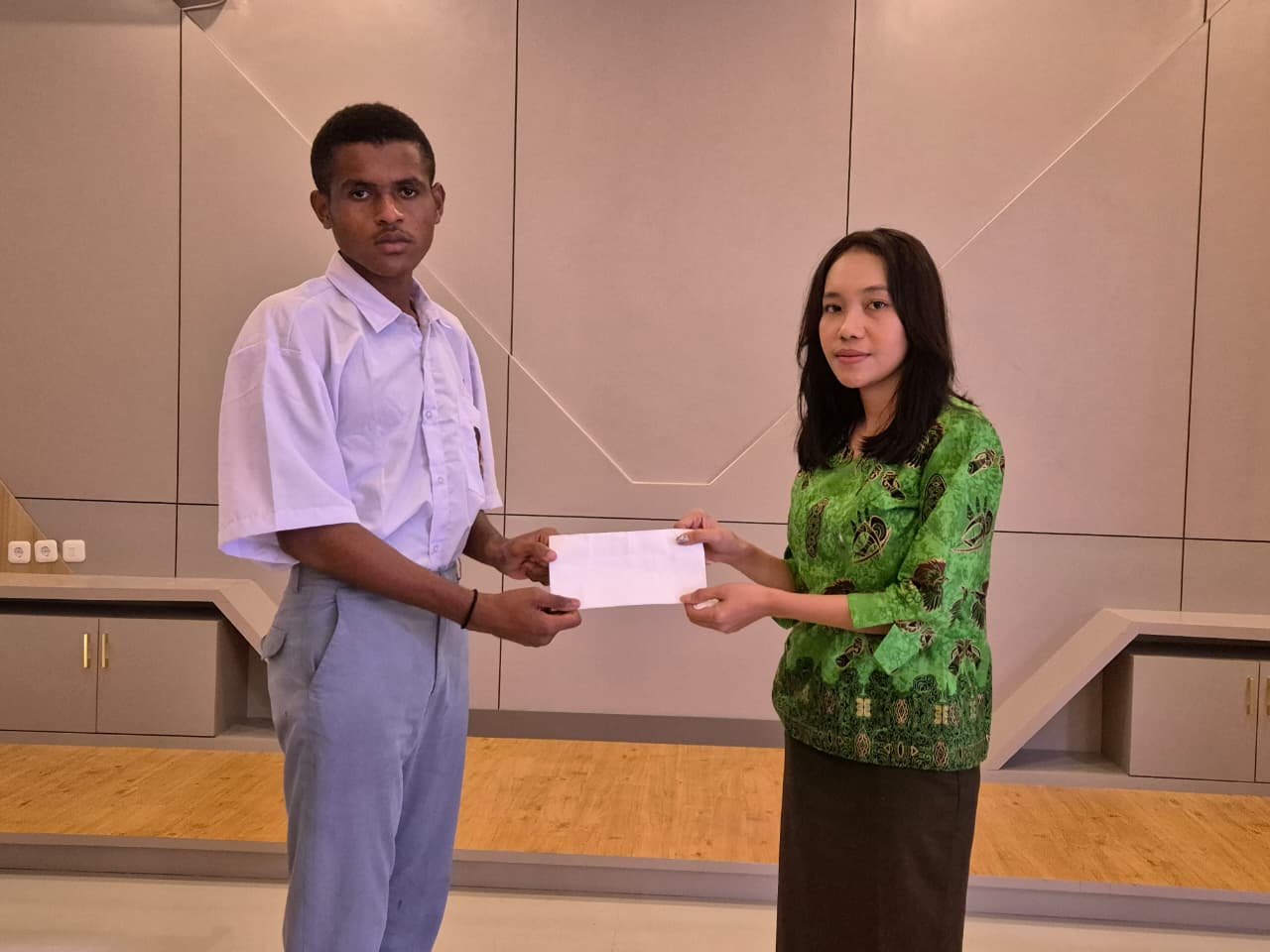 Dokumentasi Kegiatan: Menyambut Hari Lahir Kejaksaan ke-80, Kejaksaan Negeri Teluk Bintuni melaksanakan tausiah dan pemberian santunan pendidikan kepada siswa berprestasi, Senin (1/9/2025).