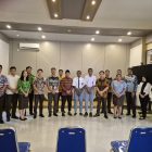 Foto Bersama Seusai Kegiatan: Dalam rangka menyambut Hari Lahir Kejaksaan ke-80, Kejaksaan Negeri Teluk Bintuni melaksanakan tausiah serta memberikan santunan pendidikan kepada siswa berprestasi, Senin (1/9/2025).
