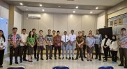 Foto Bersama Seusai Kegiatan: Dalam rangka menyambut Hari Lahir Kejaksaan ke-80, Kejaksaan Negeri Teluk Bintuni melaksanakan tausiah serta memberikan santunan pendidikan kepada siswa berprestasi, Senin (1/9/2025).