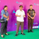 Kepala Kejaksaan Negeri Teluk Bintuni, Jusak Elkana Ayomi, S.H., M.H. (tengah), didampingi Kasi Datun Kejari Teluk Bintuni, Debora Ketty Yepese, S.H., M.Hum., serta Staf Datun, Stevaldo Patiran, memberikan keterangan kepada wartawan usai kegiatan Temu Bisnis, Senin (1/9/2025), di GSG Bintuni.