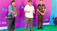 Kepala Kejaksaan Negeri Teluk Bintuni, Jusak Elkana Ayomi, S.H., M.H. (tengah), didampingi Kasi Datun Kejari Teluk Bintuni, Debora Ketty Yepese, S.H., M.Hum., serta Staf Datun, Stevaldo Patiran, memberikan keterangan kepada wartawan usai kegiatan Temu Bisnis, Senin (1/9/2025), di GSG Bintuni.