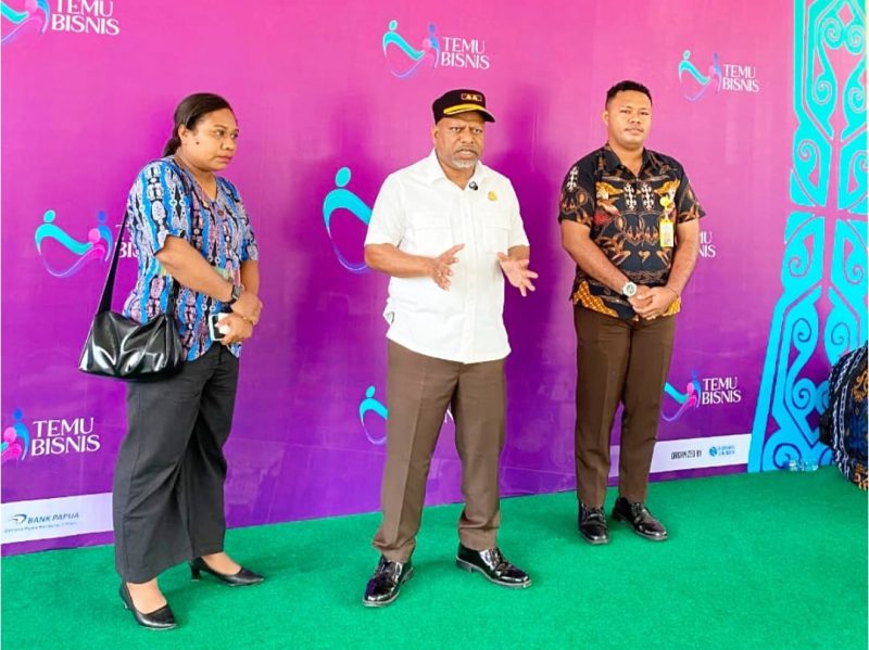 Kepala Kejaksaan Negeri Teluk Bintuni, Jusak Elkana Ayomi, S.H., M.H. (tengah), didampingi Kasi Datun Kejari Teluk Bintuni, Debora Ketty Yepese, S.H., M.Hum., serta Staf Datun, Stevaldo Patiran, memberikan keterangan kepada wartawan usai kegiatan Temu Bisnis, Senin (1/9/2025), di GSG Bintuni.