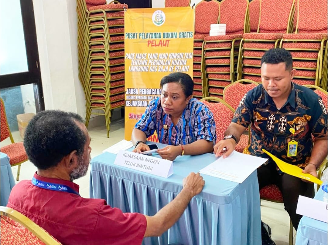 Keterangan Gambar: Debora Ketty Yepese, S.H., M.Hum., Kasi Datun Kejari Teluk Bintuni, bersama Stevaldo Patiran, Staf Datun Kejari Teluk Bintuni, saat mengisi buku tamu pada kegiatan Temu Bisnis di GSG Bintuni, Senin (1/9/2025).