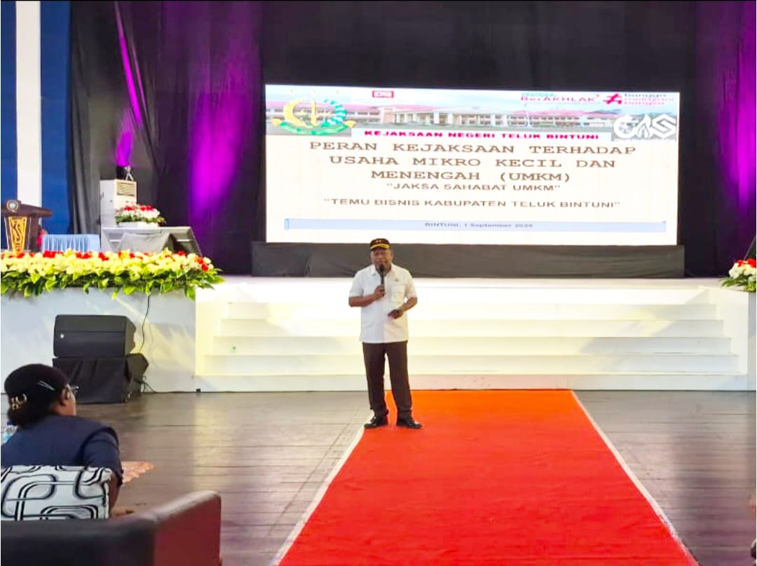 Keterangan Gambar: Kepala Kejaksaan Negeri Teluk Bintuni, Jusak Elkana Ayomi, S.H., M.H., memberikan sosialisasi kepada pelaku Usaha Mikro, Kecil, dan Menengah (UMKM) dengan tema “Jaksa Sahabat UMKM” sebagai bentuk dukungan nyata terhadap pengembangan UMKM di Kabupaten Teluk Bintuni. Kegiatan ini berlangsung di GSG Bintuni, Senin (1/9/2025).