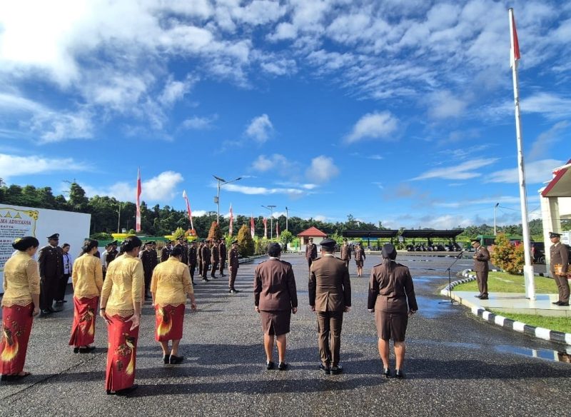 Upacara peringatan Hari Lahir Kejaksaan Republik Indonesia ke-80 di halaman Kejari Teluk Bintuni, Selasa (2/9/2025).