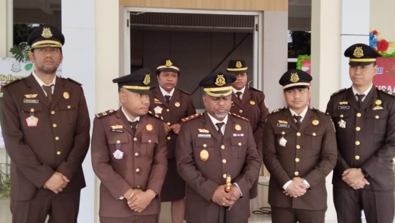 Keterangan Gambar:
Kepala Kejaksaan Negeri Teluk Bintuni, Jusak Elkana Ayomi, S.H., M.H., memberikan keterangan kepada wartawan, Selasa (2/9/2025)