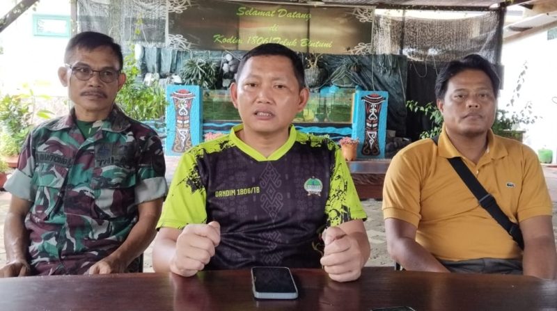 Komandan Kodim 1806/Teluk Bintuni, Letkol Inf. Teguh Eko Efendi, S.E. (tengah).