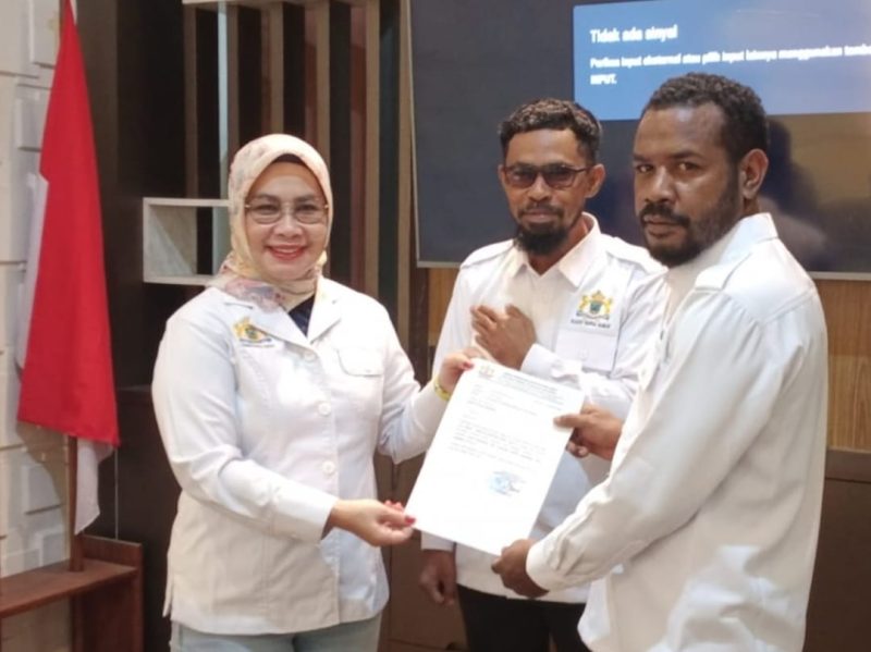 Keterangan Gambar:
Ketua Kamar Dagang dan Industri (Kadin) Provinsi Papua Barat, Suryati, S.E., (kiri) menyerahkan Surat Keputusan (SK) kepada salah satu dari tujuh (7) karateker di daerah untuk menjalankan Musyawarah Daerah (Musda) Kadin, Sabtu (6/9/2025) di Manokwari.