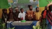 Keterangan Gambar: Sesi pemotongan kue ulang tahun pada perayaan HUT ke-XI Asrama Mahasiswa Yalimo Manokwari