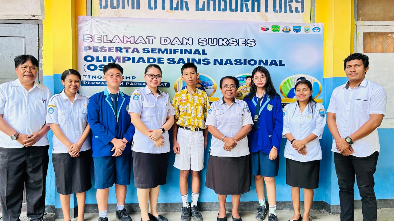 Foto bersama (kiri ke kanan): Christopher Juve Lois (Siswa SMPN 2), Dion Maroson (Siswa SMPN 1), Kepala SMPN 2 Margariet Pondajar, M.Pd., dan Gracelyn Alviena Maheswari (Siswi SMPN 2), Rabu (10/9).