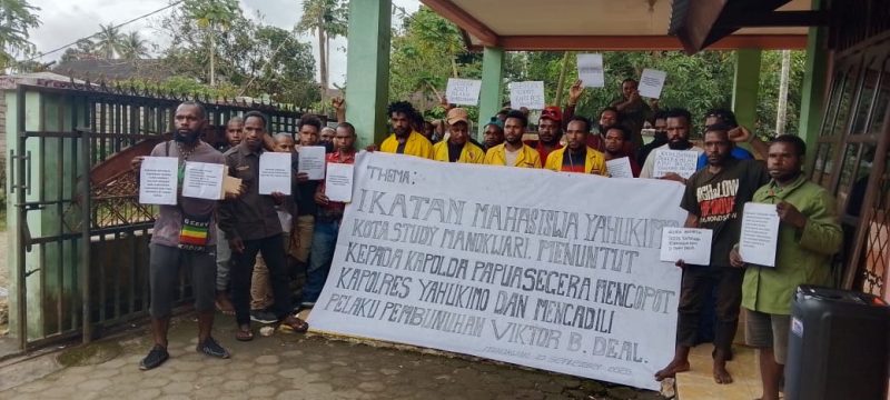 Ikatan Mahasiswa Yahukimo menyampaikan pernyataan sikap terkait kasus kematian Viktor Deyal. Kegiatan tersebut berlangsung di halaman kontrakan Yahukimo, yang terletak di belakang Kantor Lurah Amban, Manokwari, Papua Barat.