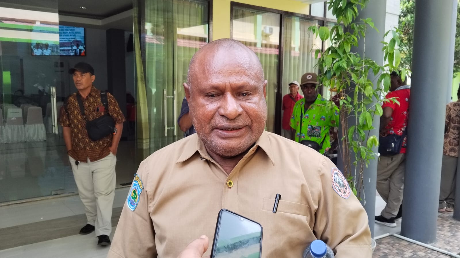 Ketua LMA (Lembaga Masyarakat Adat) Suku Sumuri, Tadius Fossa, saat memberikan keterangan kepada wartawan, Kamis (11/9).