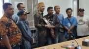 Tampak Wakil Ketua II DPRK Teluk Bintuni, Yasman Yasir, didampingi sejumlah anggota dewan, menerima aspirasi dari perwakilan sopir Hilux pada Kamis (11/9/2025).