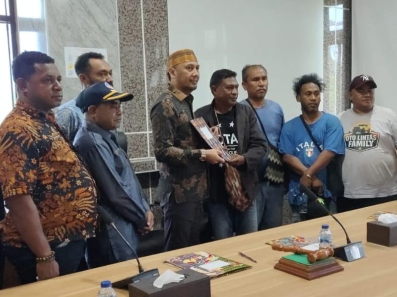 Tampak Wakil Ketua II DPRK Teluk Bintuni, Yasman Yasir, didampingi sejumlah anggota dewan, menerima aspirasi dari perwakilan sopir Hilux pada Kamis (11/9/2025).