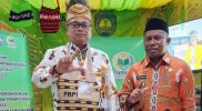 Dr. Henry Kapuangan bersama Wakil Bupati Teluk Bintuni Joko Lingara.