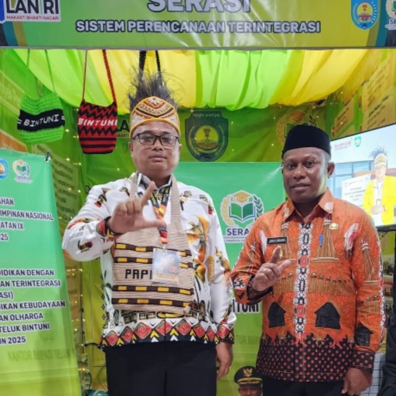 Dr. Henry Kapuangan bersama Wakil Bupati Teluk Bintuni Joko Lingara. 
