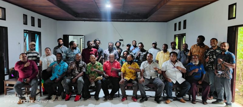 Foto bersama usai Pemaparan Visi-Misi dan Debat Kandidat Calon Kepala Suku Pegunungan Tengah Papua Barat yang digelar di Manokwari, Sabtu (13/9).
Foto: Julianus Surabut.