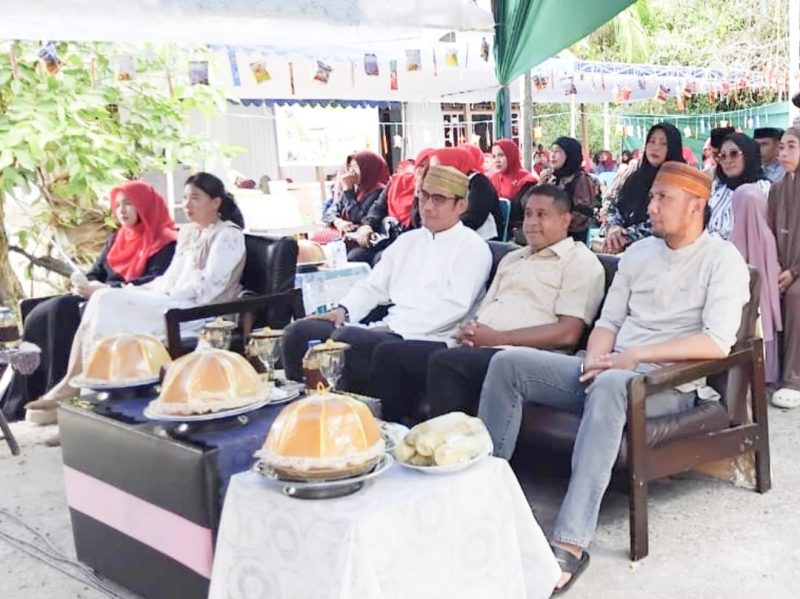 Keterangan gambar:
Bupati Teluk Bintuni, Yohanis Manibuy, menghadiri peringatan Maulid Nabi Muhammad SAW bersama Kerukunan Keluarga Luwu Raya (KKLR) Teluk Bintuni. Tampak Bupati didampingi Ketua KKLR Teluk Bintuni, Yasman Yasir, SE, dan Ketua KKSS Teluk Bintuni, Erwin Beddu Nawawi. (Foto: Faisal Hakim)
