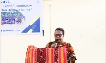 Ibu Anike Syufi, perwakilan Pemerintah Daerah Kabupaten Tambrauw, saat menyampaikan sambutan dalam kegiatan tersebut.