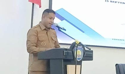Bupati Teluk Bintuni, Yohanis Manibuy, SE., MH., saat memberikan sambutan pada Audiensi Program Tiga Juta Rumah bersama Balai Penyediaan Perumahan dan Kawasan Pemukiman (BP3KP) Papua II di Gedung Sasana Karya, Distrik Manimeri, Senin (15/9/2025).