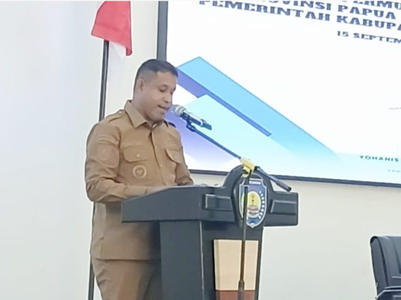 Bupati Teluk Bintuni, Yohanis Manibuy, SE., MH., saat memberikan sambutan pada Audiensi Program Tiga Juta Rumah bersama Balai Penyediaan Perumahan dan Kawasan Pemukiman (BP3KP) Papua II di Gedung Sasana Karya, Distrik Manimeri, Senin (15/9/2025).