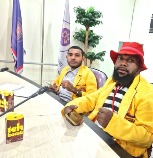 Keterangan gambar: Juru Bicara Badan Eksekutif Mahasiswa (BEM) Universitas Papua (UNIPA), Theofilus Richard Yogi, bersama Ketua BEM UNIPA, Yonison Rumaikewo.
