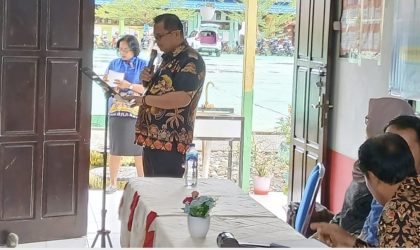 Keterangan Gambar: Kepala Dinas Pendidikan Teluk Bintuni, Dr. Henry Donald Kapuangan, S.Pd., M.M., membuka Pelatihan Pembelajaran Mendalam dan KKA bagi guru, Kamis (18/9/2025).